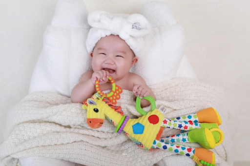 东莞三个月宝宝正确抱姿